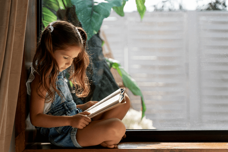 ¿Cómo hacer que un niño se divierta leyendo libros?